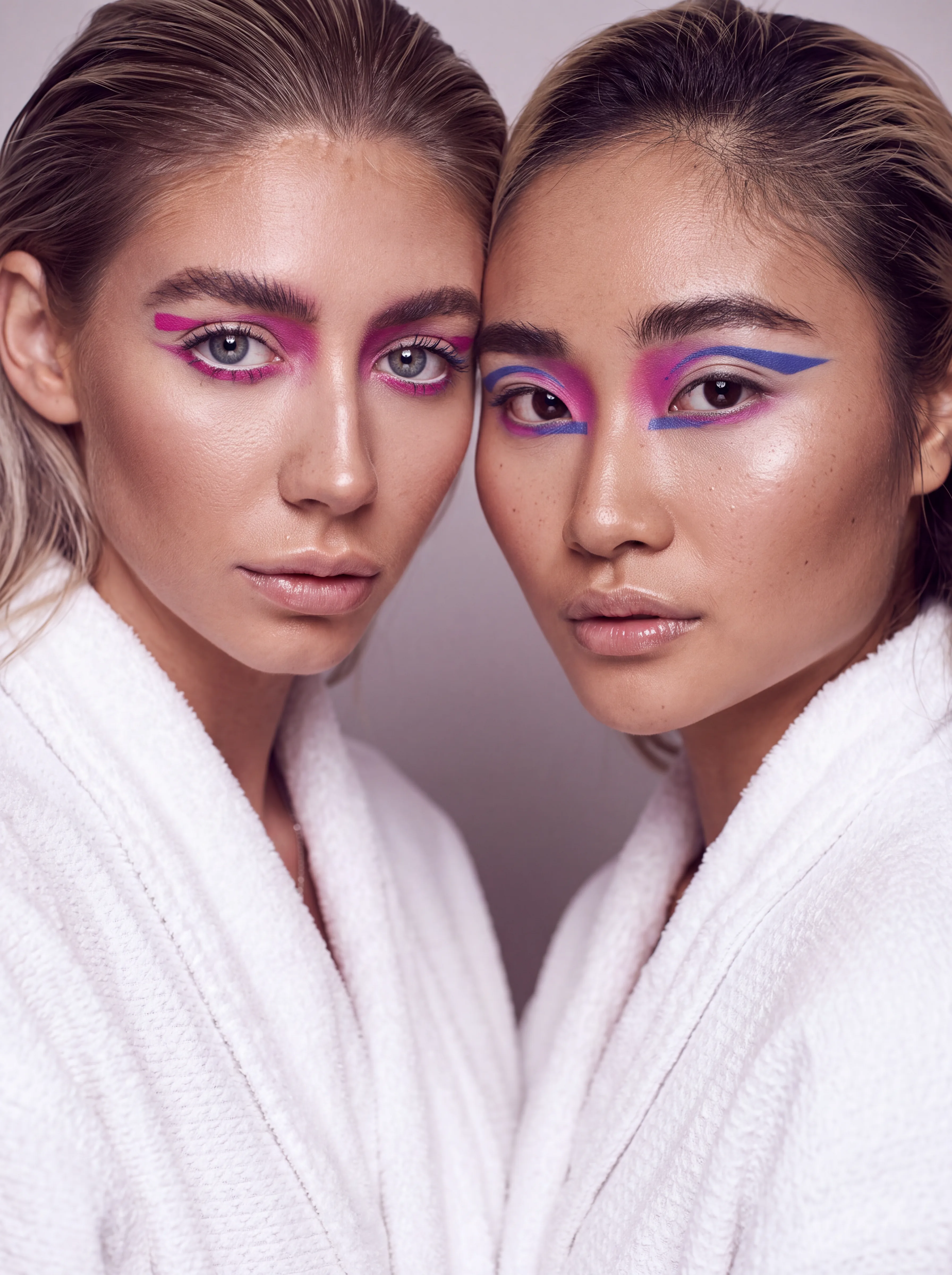 Makeup editorial cu tuș grafic roz și albastru pe două modele - machiaj Pucca Diana, Bacău